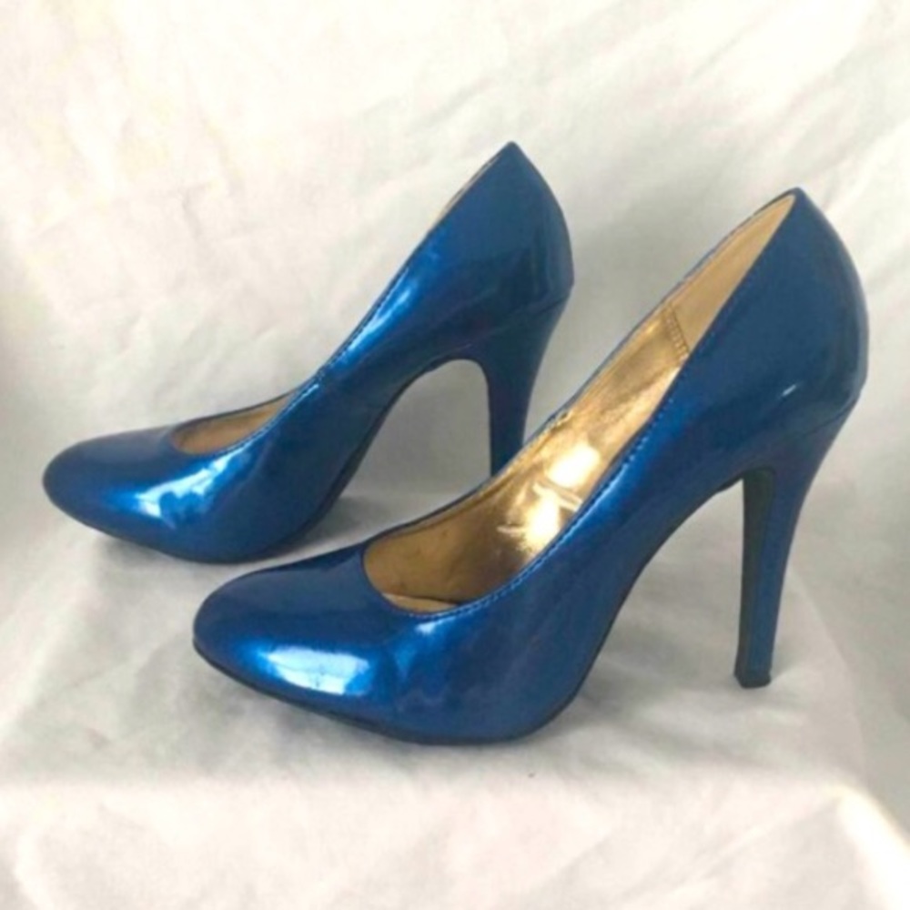 Steve Madden gorgeous metallic blue round toe stilettos